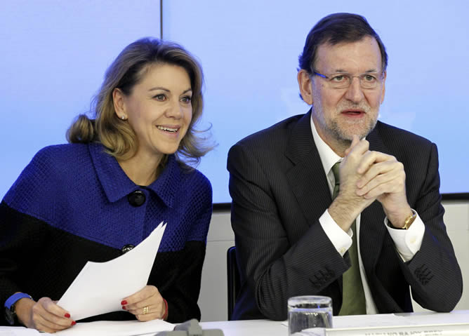 El presidente del Gobierno, Mariano Rajoy, junto a la secretaria general del PP, María Dolores de Cospedal, al inicio de la reunión del Comité Ejecutivo Nacional del partido