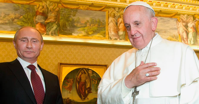 El papa Francisco durante su reunión con el presidente ruso Vladimir Putin este lunes