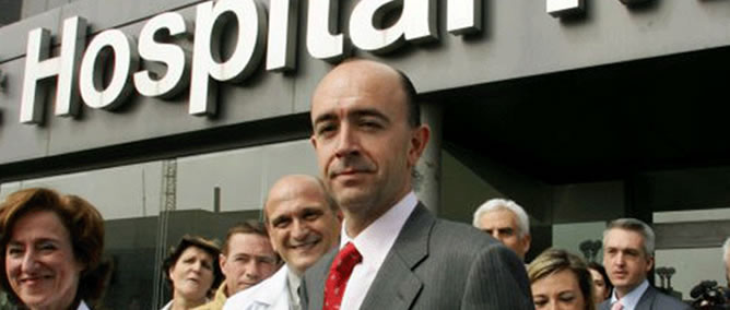 Manuel Lamela, durante la inauguración del Hospital del Tajo (Aranjuez) en 2007. Tres años después sería fichado  por la empresa privada que lo gestiona.