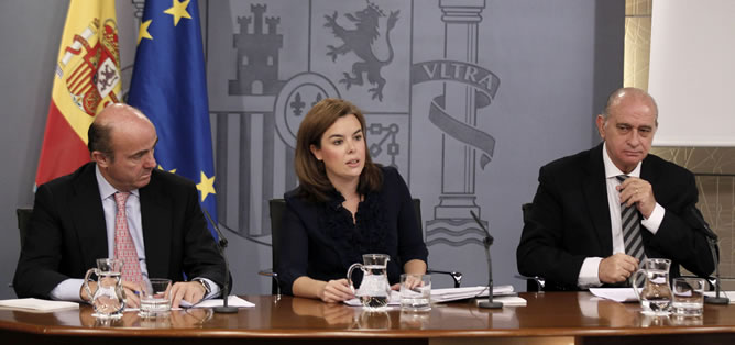 La vicepresidenta del Gobierno, Soraya Sáenz de Santamaría junto al ministro de Economía, Luis de Guindos y el del Interior, Jorge Fernández Díaz, durante la rueda de prensa posterior a la reunión del Consejo de Ministros.