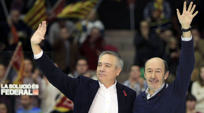 El secretario general del PSOE, Alfredo Pérez Rubalcaba (d) y el líder del PSC, Pere Navarro.