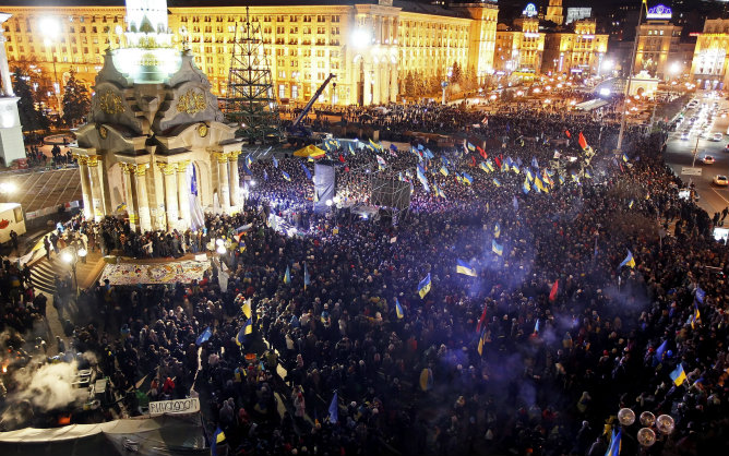 Vista general de la Plaza de la Independencia en Kiev durante la protesta que tuvo lugar en la noche del viernes al sábado