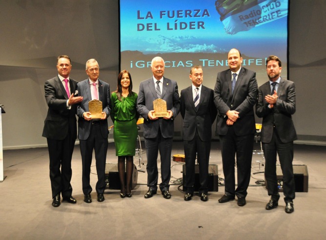 Foto de familia de los premiados en los Teide de Oro 2013