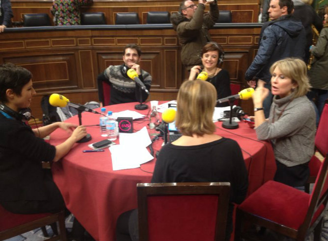 Gemma Nierga junto al resto del equipo del programa 'Hoy por Hoy' en el Congreso Gemma Nierga junto al resto del equipo del programa 'Hoy por Hoy' en el Congreso