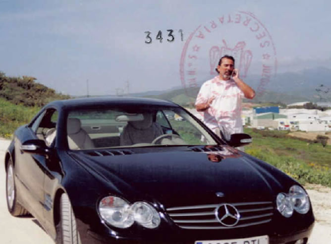 Foto del sumario del 'caso Gürtel' en la que aparece Correa con un coche de lujo.