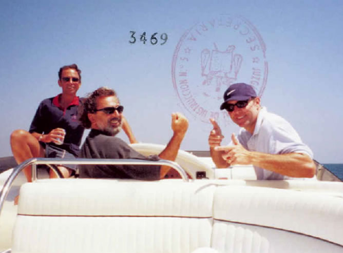 Foto del sumario del 'caso Gürtel' en la que aparece Correa con unos amigos en un yate.