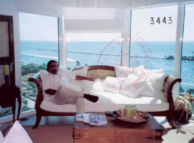 Foto del sumario del 'caso Gürtel' en la que aparece Correa en un apartamento de lujo.