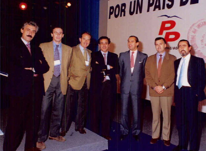 Francisco Correa junto a Gerardo Galeote, Jesús Sepúlveda y Luis Bárcenas durante un acto del PP vasco en la segunda mitad de los años noventa.