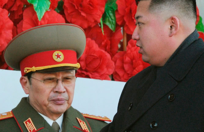 El líder norcoreano Kim Jong-un junto a su tío Jang Song-thaek en un acto político