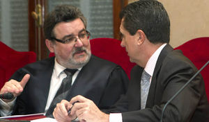 El expresidente del Gobierno Balear, Jaume Matas (d), junto a su abogado, Miguel Arbona, durante el juicio