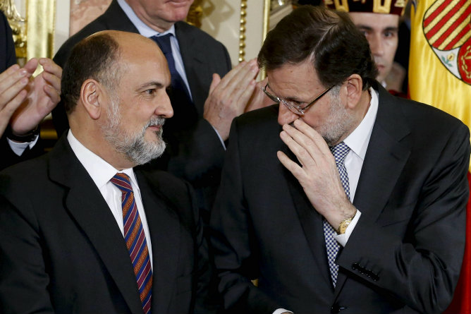 El jefe del Ejecutivo, Mariano Rajoy, conversa con el presidente del Tribunal Constitucional, Francisco Pérez de los Cobos, durante el acto central del Día de la Constitución