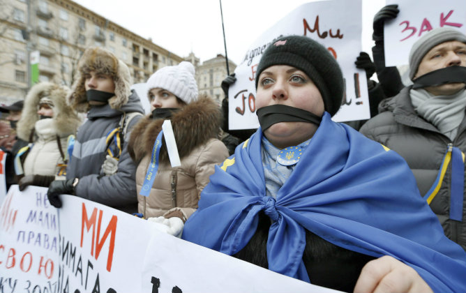 Los ciudadanos ucranianos protestan con la boca atada recorriendo los alrededores de la Plaza de la Independencia en Kiev