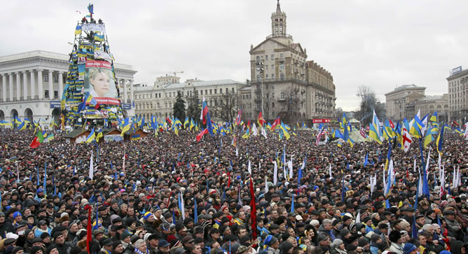 Una manifiestación multitudinaria en el centro de Kiev para pedir elecciones anticipadas.
