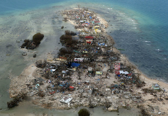 Vista aérea de una ciudad costera devastada por el súper tifón Haiyan en la provincia de Samar en el centro de Filipinas. Haiyan arrasó el centro de Filipinas y mató a unas 10.000 personas.