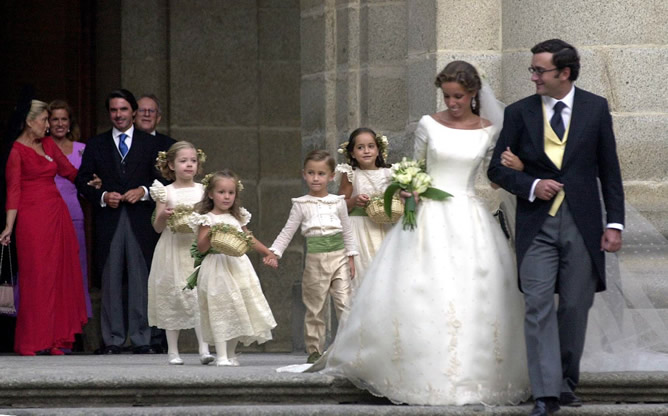 Ana Aznar, hija del expresidente del Gobierno, José María Aznar, y Alejandro Agag a la salida de la Basílica del Monasterio de San Lorenzo de El Escorial, donde contrajeron matrimonio.