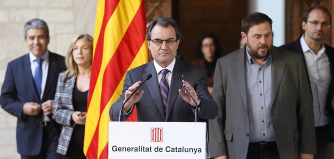 El presidente de la Generalitat, Artur Mas, acompañado de los líderes de ERC Oriol Junqueras, Joan Herrera  de ICV; la vicepresidenta y el portavoz del Govern, Joana Ortega y Francesc Homs.