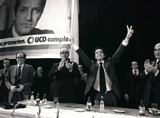 Adolfo Suárez durante la campaña con UCD.