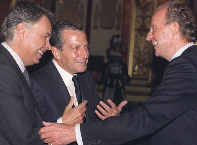 08/05/1996 Madrid.- El rey  Juan Carlos conversa con los expresidentes del Gobierno, Adolfo Suárez y Felipe González, durante la solemne sesión de apertura de la VI Legislatura, en el Congreso de los Diputados.