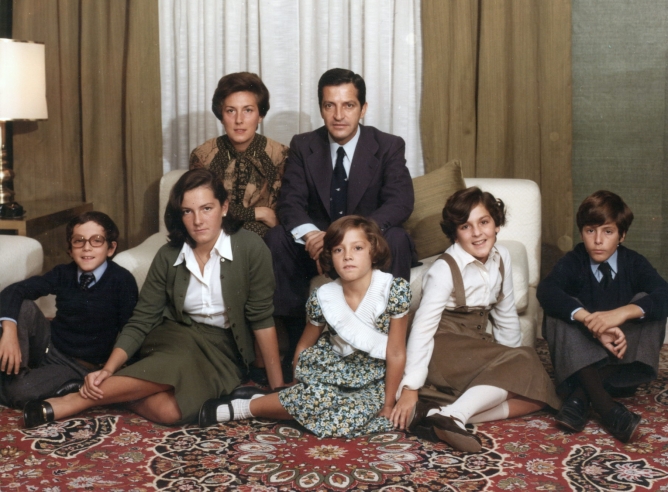 La familia Suárez en el palacio de la Moncloa con sus cinco hijos: Javier, Marian, Sonsoles, Laura y Adolfo.