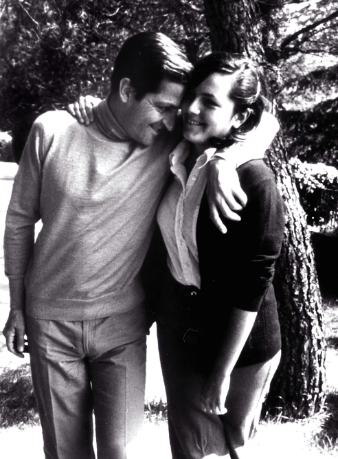 Adolfo Suárez, en una foto de archivo, con su hija mayor Marian, que murió en 2004 como consecuencia de un cáncer.