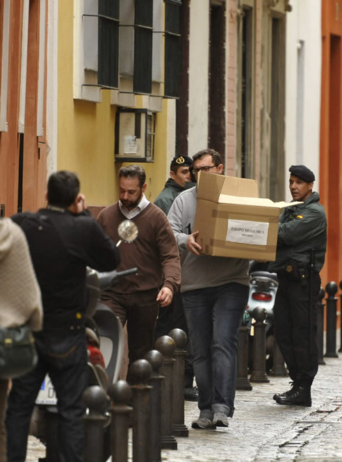 Un funcionario saca una caja de la sede de la UGT Andalucía en la capital sevillana, durante el registro que se está efectuando por parte de agentes de la Unidad Central Operativa (UCO) de la Guardia Civil