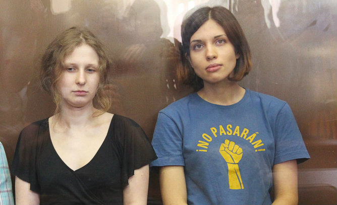 Maria Alyokhina y Nadezhda Tolokonnikova, las dos miembros de las Pussy Riot que fueron condenadas a dos años de prisión (Imagen de archivo)
