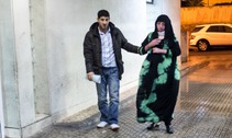 Manar acompañada por un familiar a la entrada de un hospital de Melilla