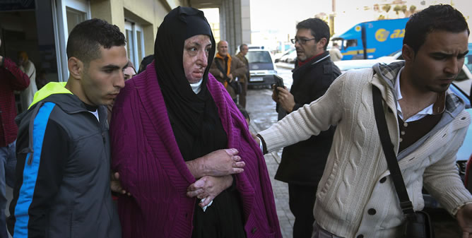 La inmigrante siria Manar Almustafa, que se trasladó a Melilla hace dos meses tras escapar de su país con quemaduras en el 90% de su cuerpo, ha llegado esta mañana en barco al puerto de Málaga junto a 13 miembros de su familia.