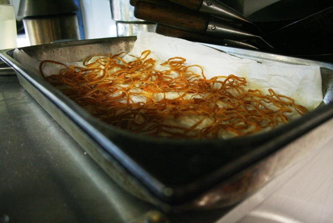 Estos "aros de cebolla superfinos", en palabras de Ángela Montero, aguardan su momento en un rincón de la cocina, para acompañar a la sopa de laksa: "el plato del coco".