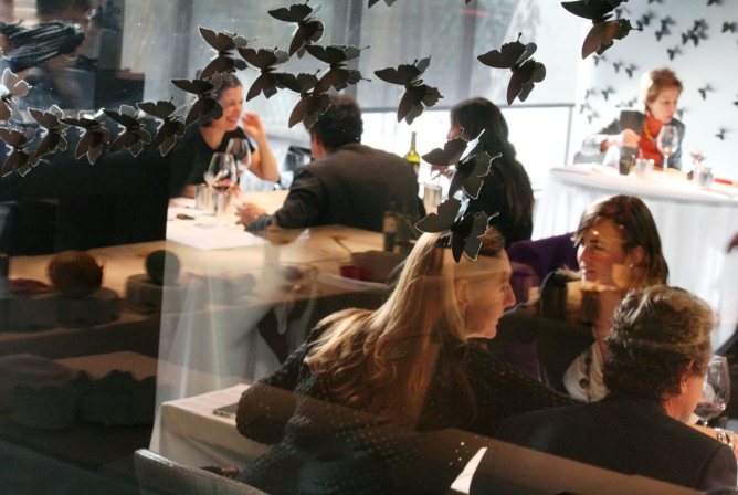 En lo que a la decoración del restaurante se refiere, las mariposas negras comparten protagonismo con los cerdos voladores.
