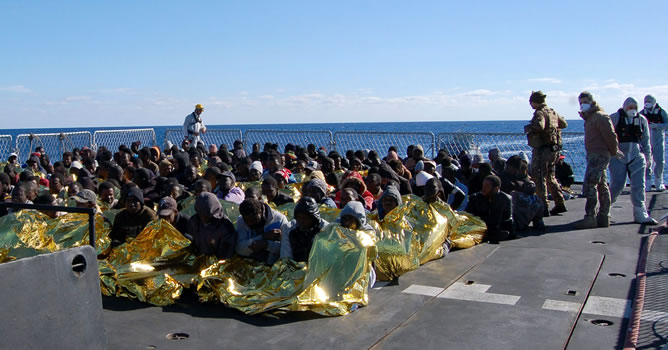 Inmigrantes rescatados por la marina italiana a orillas del Mediterráneo.