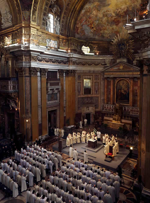 El papa Francisco celebra una misa en la iglesia del Jesús de Roma en compañía de unos 350 jesuitas