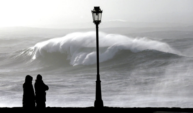 El temporal que azota Galicia provoca un fuerte oleaje en el municipio coruñés de Muxía