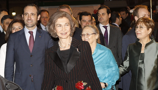 La reina Sofía a su llegada al estreno de la película 'Vicente Ferrer', junto a la viuda del filántropo catalán, Anna Ferrer