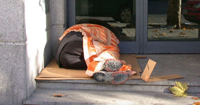 Imatge d'un indigent dormint al carrer