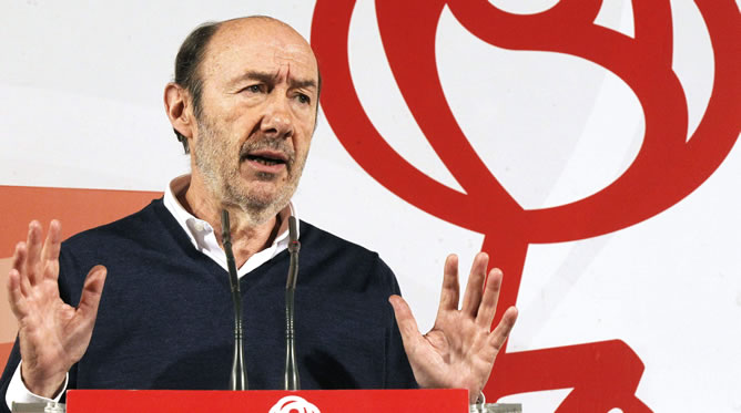 El secretario general del PSOE, Alfredo Pérez Rubalcaba, durante su intervención al inicio de la comida que los socialistas cántabros.
