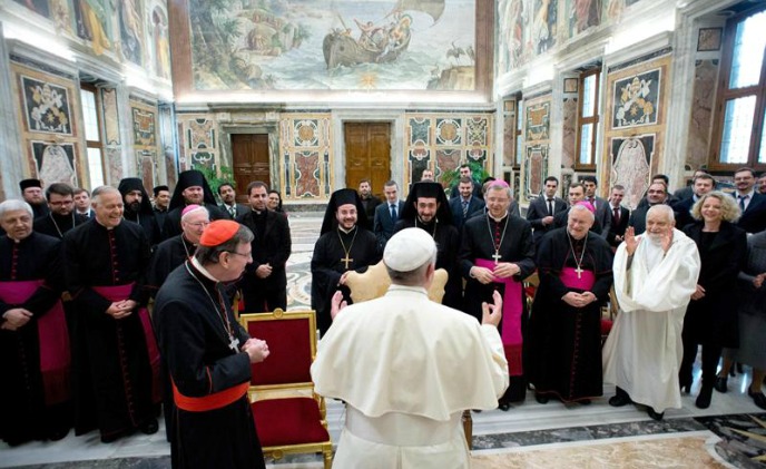 El papa Francisco junto a un cardenal en la Capilla Sixtina.