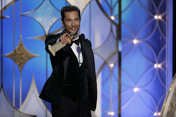 Matthew McConaughey posa con su Globo de Oro como mejor actor de drama por 'Dallas Buyers Club'