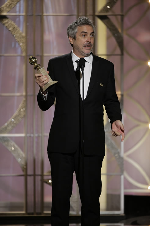 Alfonso Cuaron con su Globo de Oro como mejor director por 'Gravity'