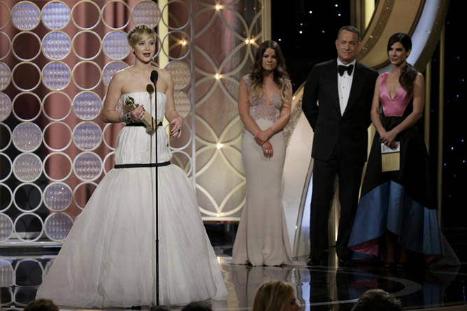 Jennifer Lawrence posa con su Globo de Oro a mejor actriz de reparto por 'La gran estafa americana'