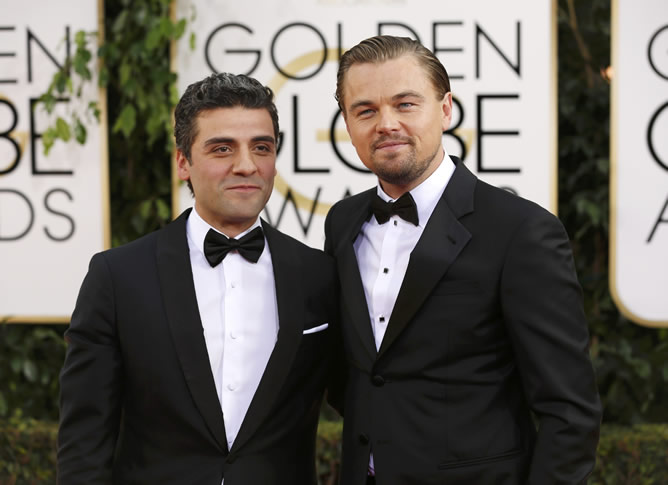 Los actores Oscar Isaac y Leonardo DiCaprio, en la alfombra roja