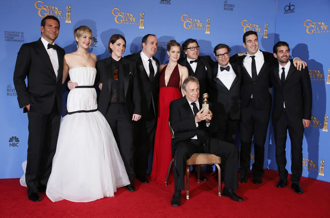 El equipo de 'La gran estafa americana' posa con su Globo de Oro a mejor comedia