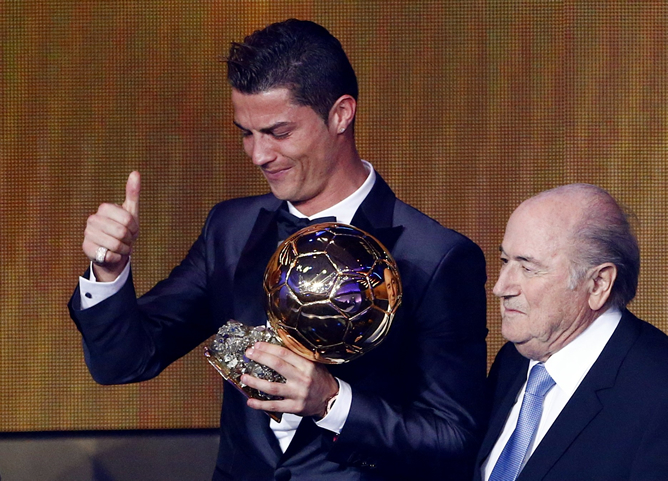Cristiano Ronaldo recoge entre lágrimas el Balón de Oro 2013