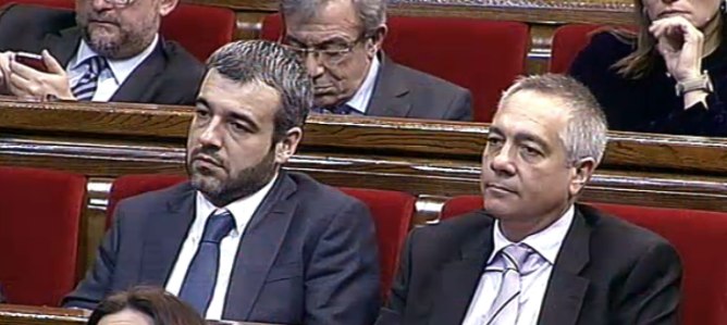 El portavoz parlamentario, Maurici Lucena y el primer secretario del PSC, Pere Navarro, en el pleno del Parlament