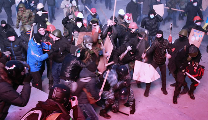 Enfrentamientos entre manifestantes pro-europeos y policía en Kiev.