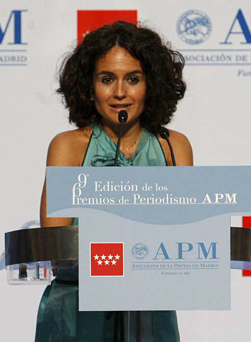 Maite Cunchillos pronunciando un discurso tras recibir el premio 'Victor de la Serna', durante la gala de entrega de los Premios de Periodismo 2007 de la APM