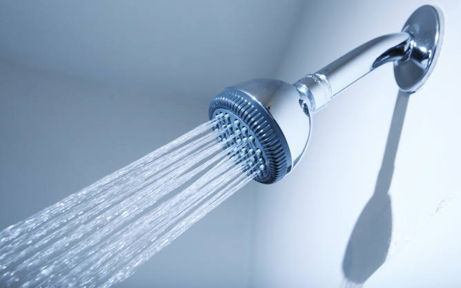 Una ducha de cinco minutos consume 95 litros de agua según datos de la OMS