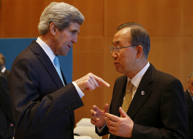 El secretario de Estado estadounidense, John Kerry, habla con el secretario general de la ONU, Ban Ki Moon en Montreux