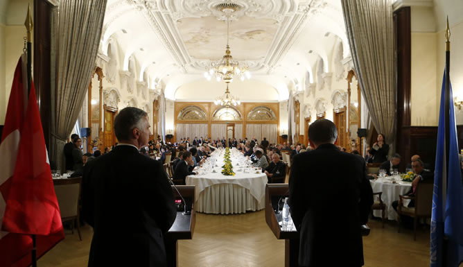 El secretario general de la ONU, Ban Ki-moon, y el presidente de Suiza, Didier Burkhalter, pronuncian un discurso antes de un almuerzo en el ámbito de la conferencia de paz para Siria celebrada en Montreux (Suiza)