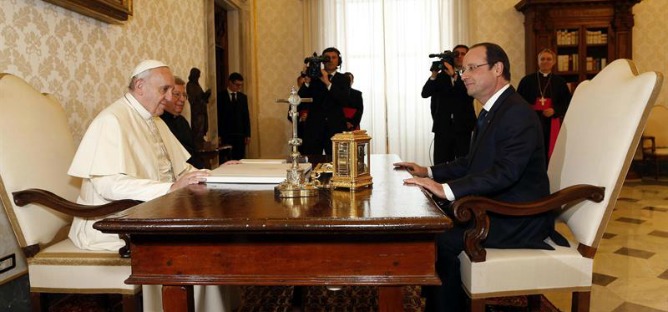 El papa Francisco y el presidente francés, François Hollande, durante su reunión en el Vaticano.